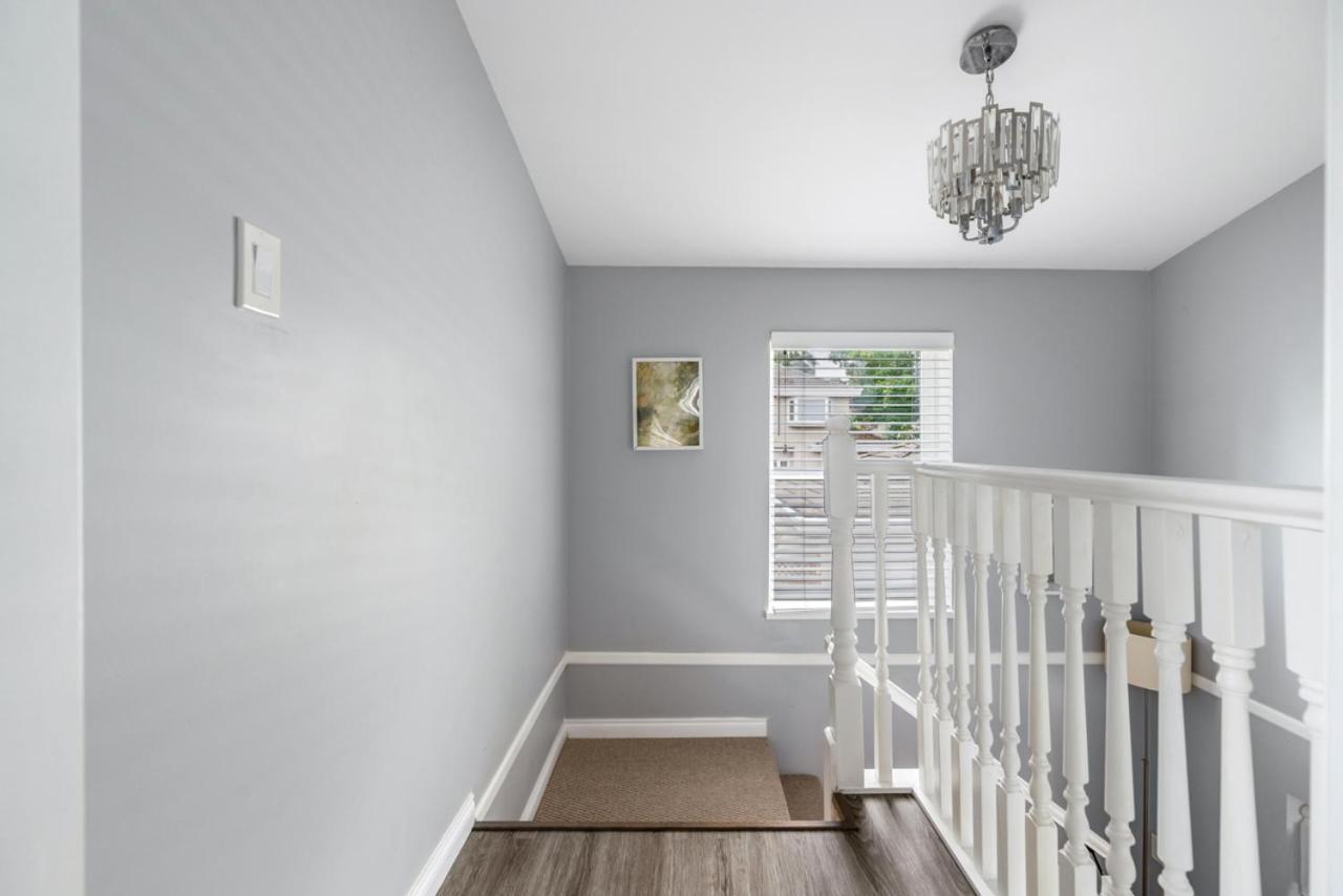 Stylish Dual Bedroom Suite In Van West فانكوفر المظهر الخارجي الصورة