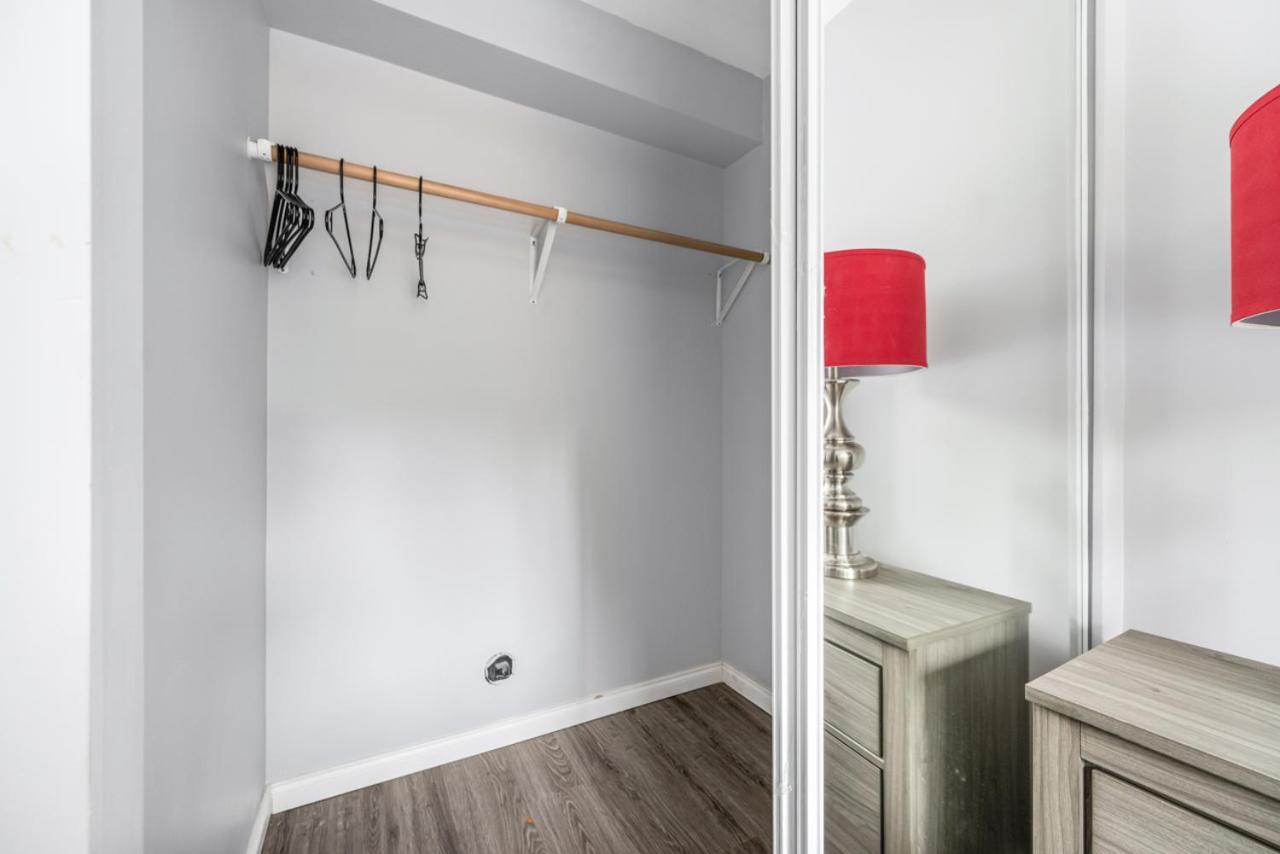 Stylish Dual Bedroom Suite In Van West فانكوفر المظهر الخارجي الصورة