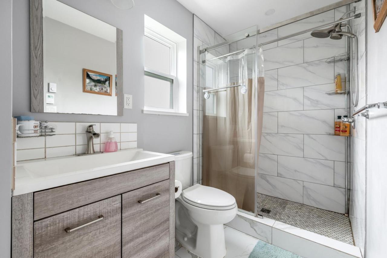 Stylish Dual Bedroom Suite In Van West فانكوفر المظهر الخارجي الصورة