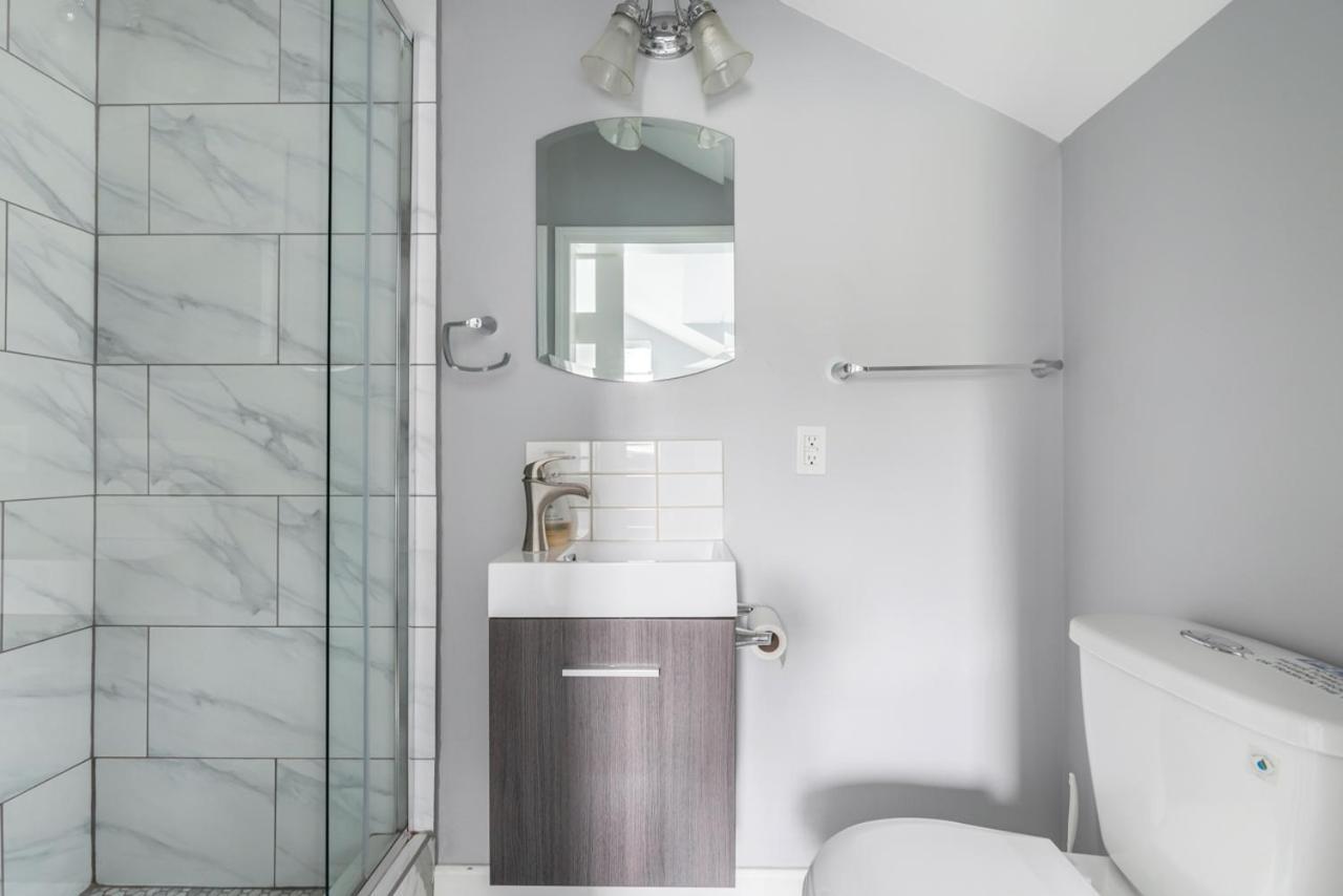 Stylish Dual Bedroom Suite In Van West فانكوفر المظهر الخارجي الصورة